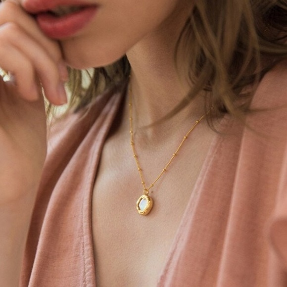 Jewelry - Pearl pendant necklace